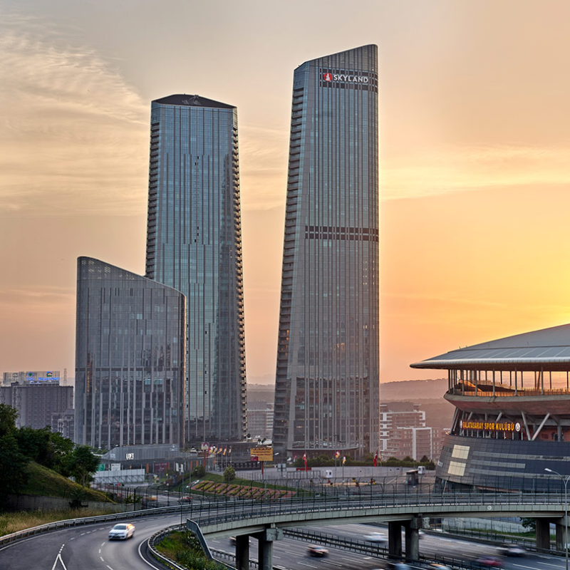 Skyland İstanbul | Ahşap Merdiven, Küpeşte ve Cam Korumalık Uygulaması